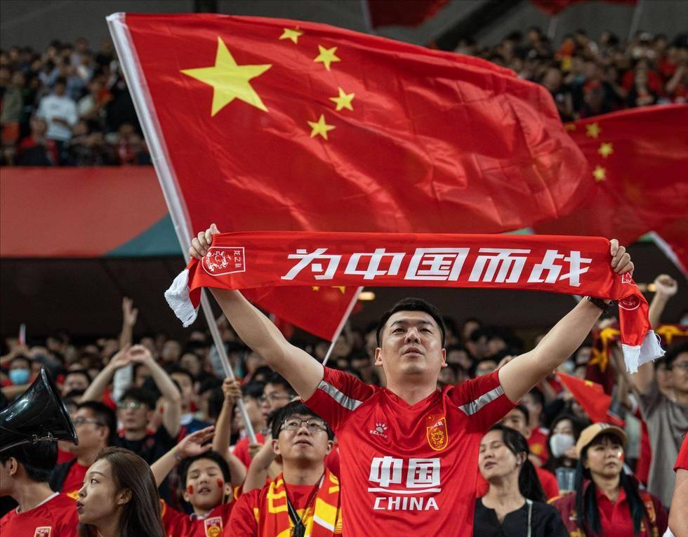 皇马推出漫威联名服饰，弗兰和卡雷拉斯进行了上身体验（皇马发布漫威联名系列，弗兰与卡雷拉斯试穿亮相）