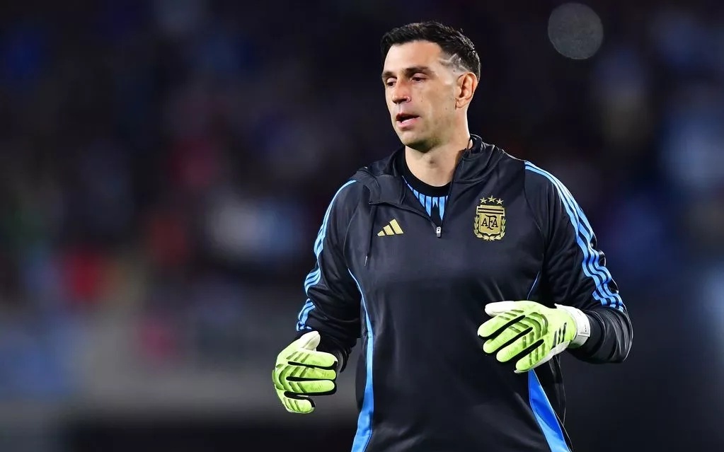 记者：韩鹏仍是泰山主帅，但俱乐部需要找个名义上的“主帅”（记者称韩鹏仍掌泰山帅印，俱乐部或另觅挂名主帅）