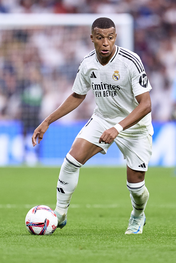 TA：巴萨防守存在问题，但弗里克无意放弃高位防线的战术（TA：巴萨防守堪忧，弗里克仍坚持高位防线战术）